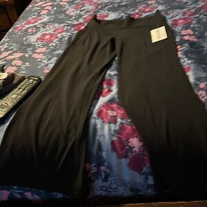 New never worn Athleta Salutation Stash Flare Pant with side pockets